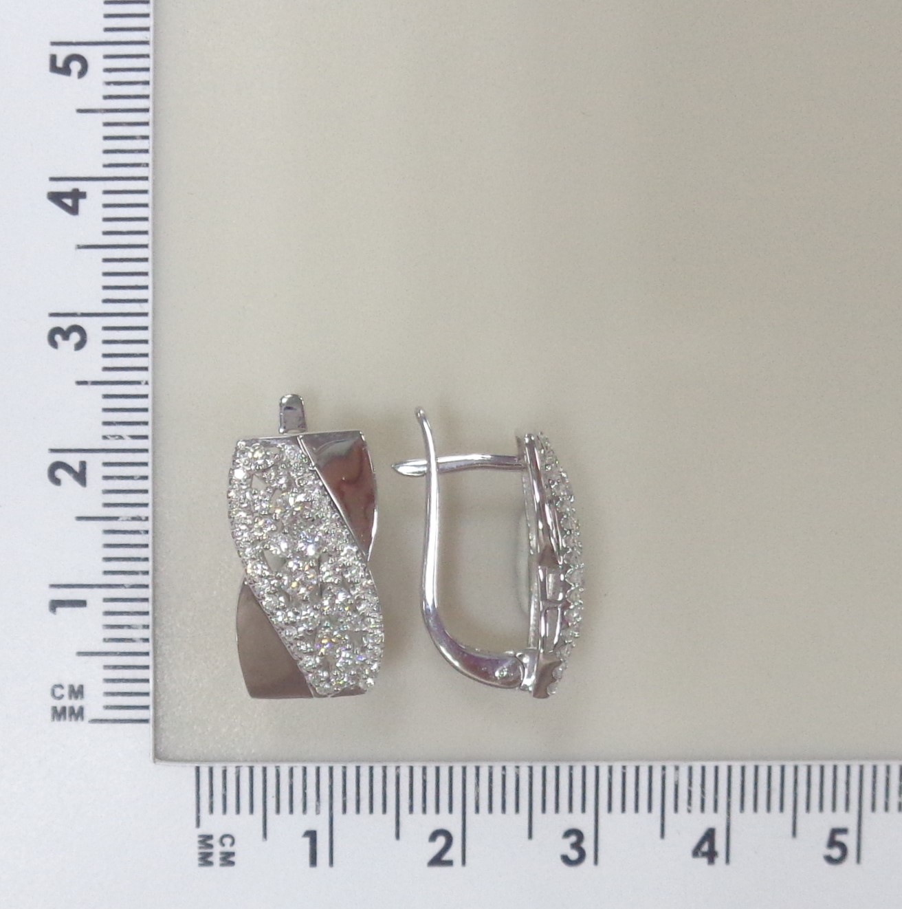 Серьги из белого золота с бриллиантами